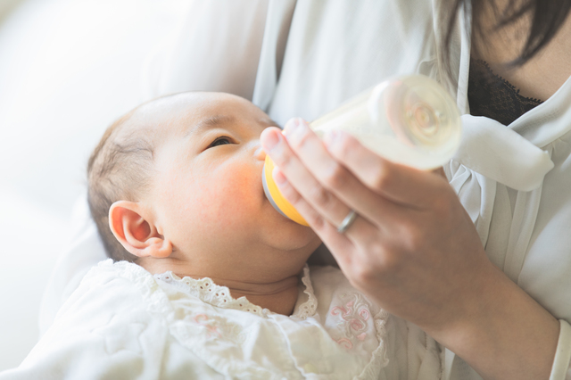 【医師監修】新生児に必要なミルクの量はどれくらい？混合の場合の飲ませ方も解説の画像1