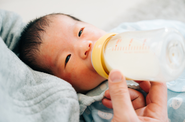 母乳とミルク どちらがいいの 3人の乳児期をすぎてみればの結論 Conobie コノビー