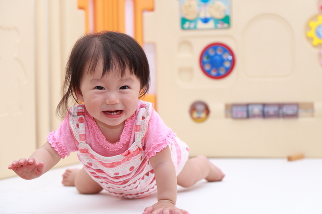 0歳におすすめの室内遊びや本を紹介。月齢別の成長の目安ものタイトル画像