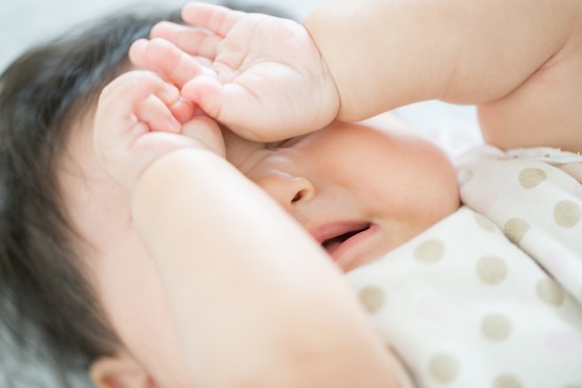寝ぐずりはいつまで？赤ちゃんの寝ぐずりの原因と対処法をご紹介しますのタイトル画像
