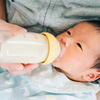 新生児がミルクを吐くのはなぜ？赤ちゃんのミルク吐き戻しの原因と対処法のタイトル画像