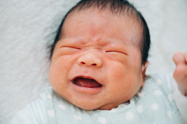 新生児がミルクを吐くのはなぜ？赤ちゃんのミルク吐き戻しの原因と対処法の画像2