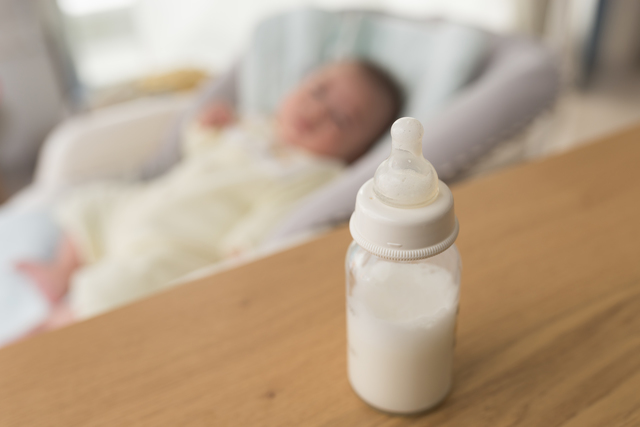 新生児がミルクを吐くのはなぜ 赤ちゃんのミルク吐き戻しの原因と対処法 Conobie コノビー