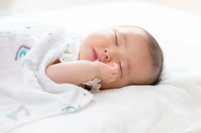 新生児の授乳間隔は 授乳の回数や量 起きない時の対処法なども紹介 Conobie コノビー