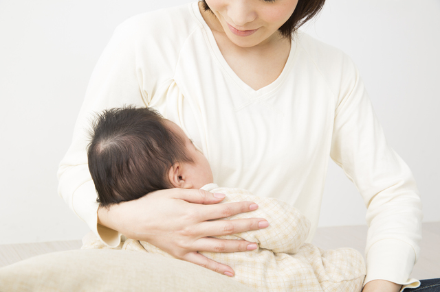 新生児の授乳間隔は 授乳の回数や量 起きない時の対処法なども紹介 Conobie コノビー