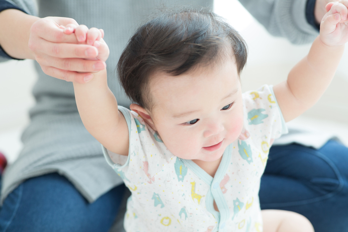 どうしたら服を着てくれる？この寒空の下、初夏の装いの我が子。のタイトル画像