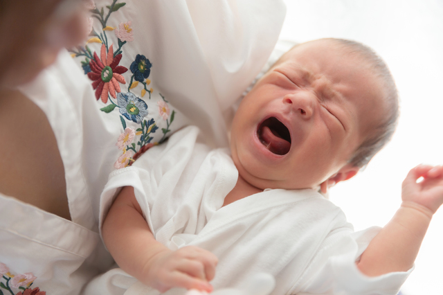 【医師監修】新生児が母乳をうまく飲めない！赤ちゃんが母乳を飲まない原因や対策を解説のタイトル画像