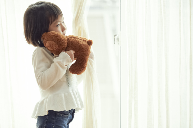 夫から届いた荷物は、予想外の”ぬいぐるみ”。家族の節目に立ち会う、宝物になるまでのタイトル画像