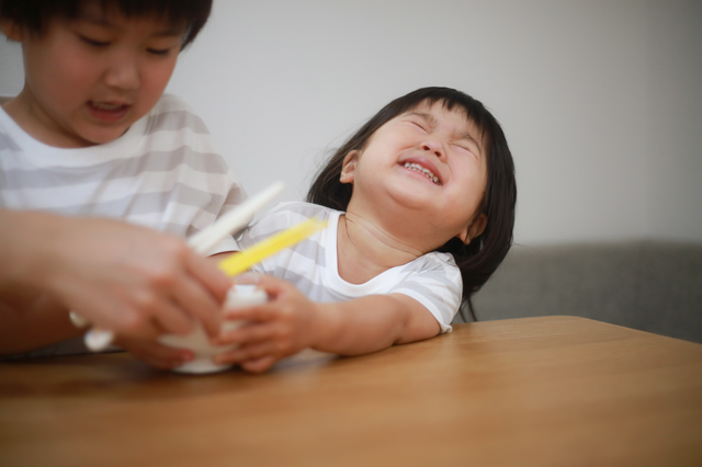 「理不尽要求に爆笑」「必ず床に転がる」…イヤイヤ期あるある大集合！の画像1