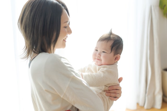 抱っこ待ちにメロメロ。そんな目で見られたら抱っこせずにはいられません！！のタイトル画像