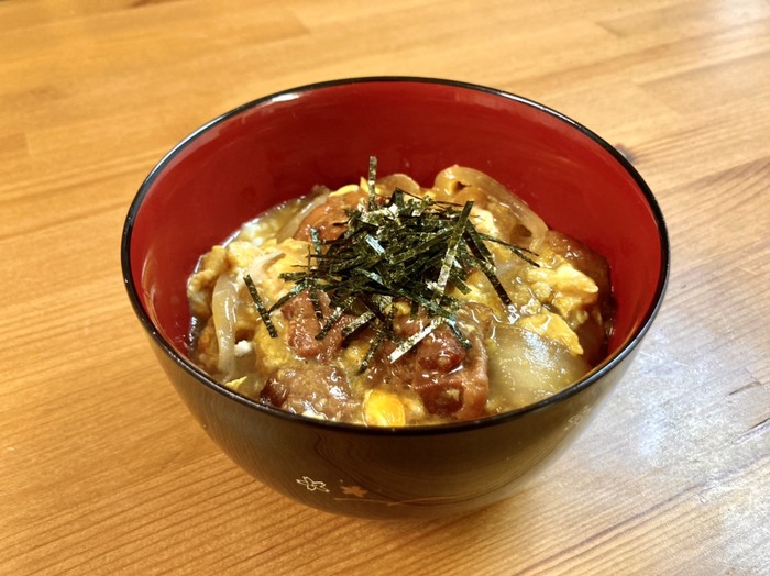 調味料たったの2種類！焼き鳥の缶→絶品親子丼に大変身！のタイトル画像