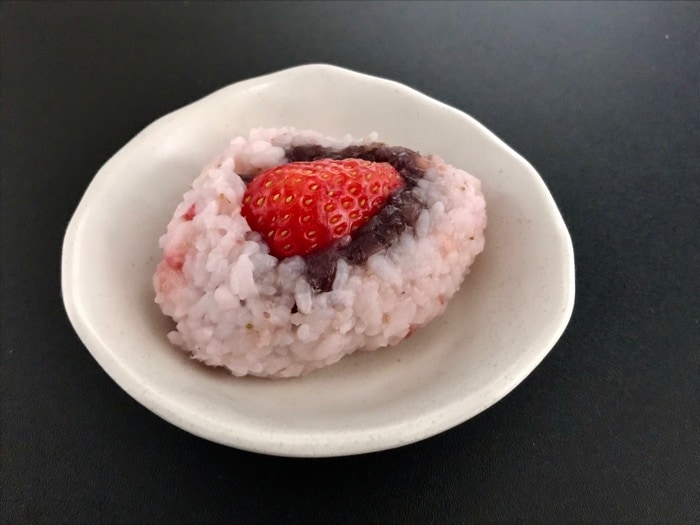 食紅・道明寺粉なしでOK！簡単！春スイーツ「桜餅風いちごおはぎ」のタイトル画像