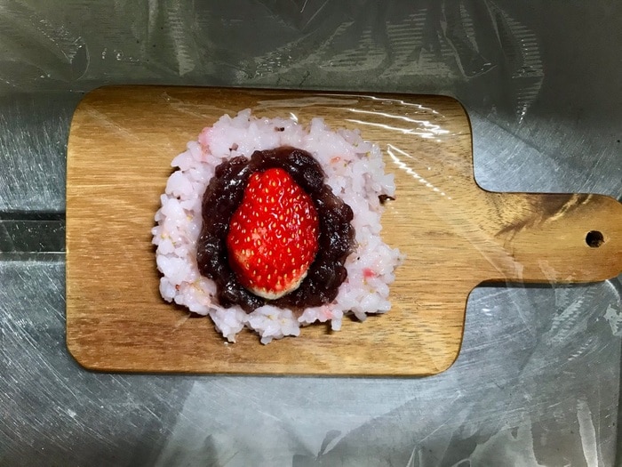 食紅・道明寺粉なしでOK！簡単！春スイーツ「桜餅風いちごおはぎ」の画像3