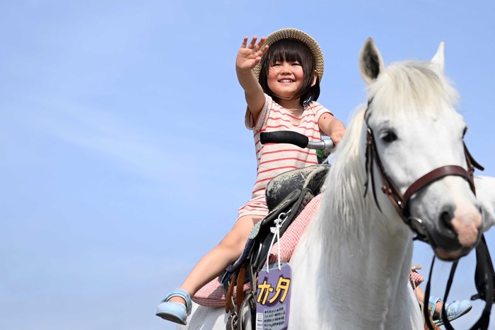 青空とお馬さんとわたし。ニコニコ笑顔で最高の１日＜第1回フォトコンテストNO.６９＞の画像1