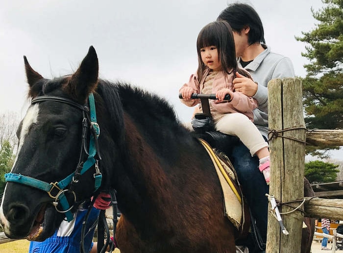 頑張れ…！動物が苦手な娘が、踏み出した１歩。その表情が尊い＜第1回フォトコンテストNO.１２１＞のタイトル画像