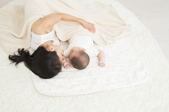 泣ける…夜間の授乳後、我が子がこちらを見て…。ふと訪れる宝物の瞬間のタイトル画像