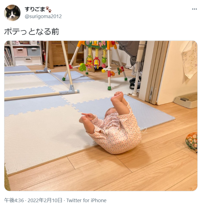 字幕をつけるとしたら「ポテッ」。０歳児のゴロンが癒し力バツグンの画像2