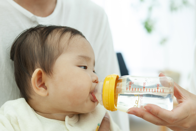 【育児クイズ】空咳があるときには、水分をいつもより少し多めにとらせる？の画像1