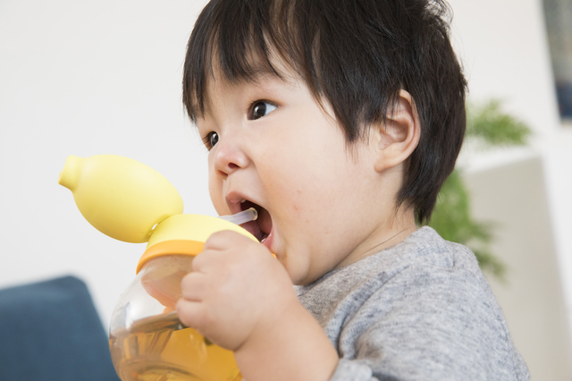 【育児クイズ】水分は子どもが欲しがる前に、こまめにとらせるのが良い？のタイトル画像