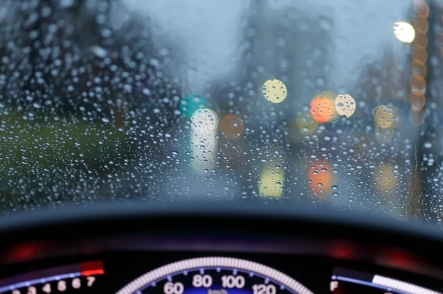 「前が見えない！」梅雨時に起こるフロントガラスの曇りを取るためのアドバイスのタイトル画像