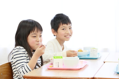 給食のカレーにまつわる噂で小学１、２年生が戦々恐々。一体ナゼ？のタイトル画像