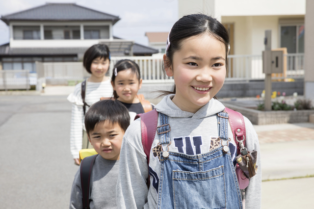 おおはしゃぎしてしまう、集団登校の子ども達。これは大人の出番？と思い……のタイトル画像