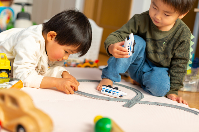 子どもが他の子のおもちゃを欲しがって焦る…！良い対処法はある？のタイトル画像