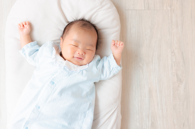 生後1ヶ月の赤ちゃんの特徴は？体重・睡眠時間や子育てのポイントもご紹介のタイトル画像