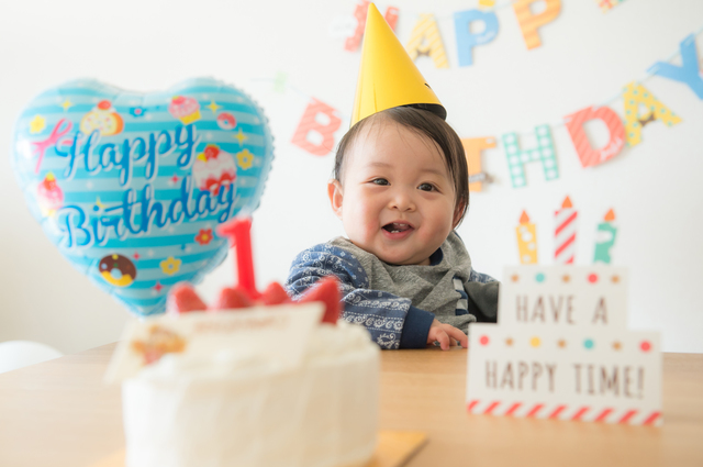 生後1歳0ヶ月の赤ちゃんの特徴は？身長・体重やお世話のコツ、誕生日のお祝いについてご紹介のタイトル画像