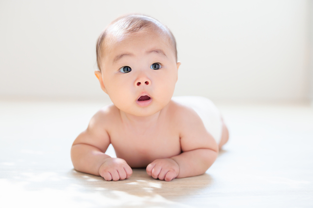 赤ちゃんの成長目安｜生まれてから1年間の発育、体重・身長の変化とは？のタイトル画像