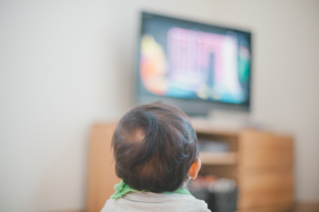 赤ちゃんがテレビを見ても大丈夫？いつからOK？考えられる影響や注意点をご紹介のタイトル画像