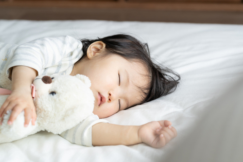 赤ちゃんの横向き寝はそのままでも大丈夫？避けたい理由や寝かせ方のポイントをご紹介のタイトル画像