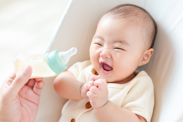 赤ちゃんがミルクを飲まないのはなぜ？考えられる原因や試したい4つのことをご紹介のタイトル画像
