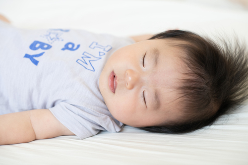 赤ちゃんが寝ない・泣く……。原因はなんだろう？寝かしつける2つのコツもご紹介のタイトル画像