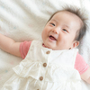 赤ちゃんはいつから笑う？笑顔の種類や、笑ってもらう方法・コツもご紹介のタイトル画像