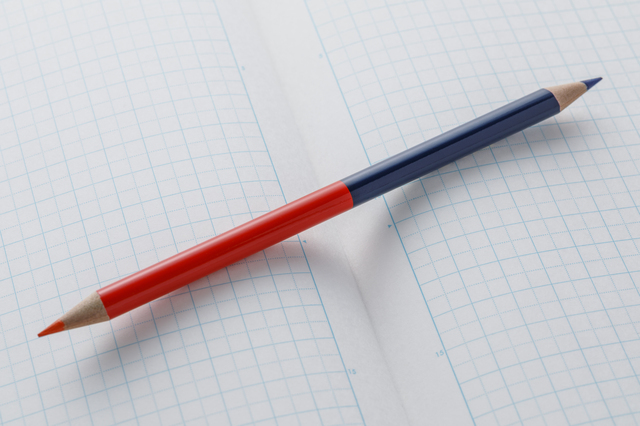 【赤青鉛筆の謎】赤と青の境目はどうなってる？長さ２ｃｍまで使って見えたもののタイトル画像