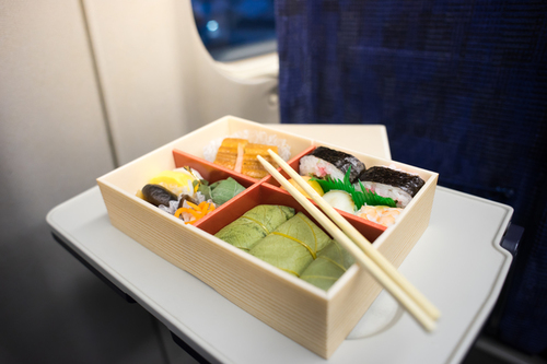 【大ピンチ】新幹線でお弁当の箸がないことに気づいた…。さぁどうする？？のタイトル画像