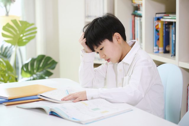 【小1の夏休み】約8割の親が"不安あり"。「宿題が多く、全部できるか心配」のタイトル画像