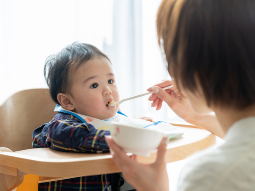 離乳食中期（生後7〜8ヶ月頃）の進め方は？試したい食材・レシピやポイントをご紹介のタイトル画像