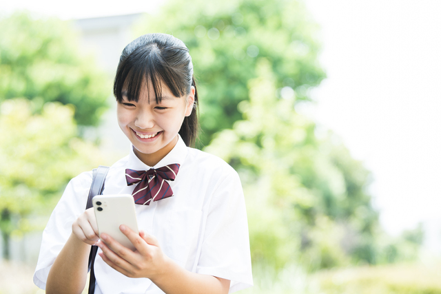 携帯電話を持ち始めた時期は「中学」が1位。「小学校低学年」から使うことものタイトル画像