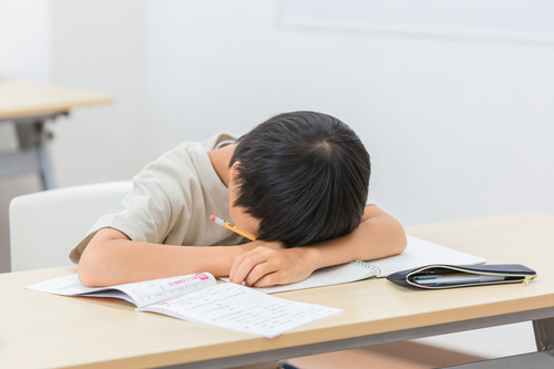 【子どもの睡眠不足】中学生の約7割が「睡眠が足りていない」。学校で居眠りをすることものタイトル画像