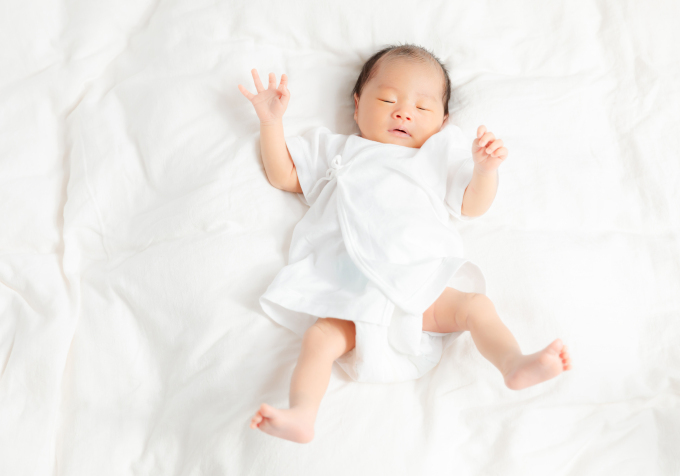 新生児が起きないのは普通？いつ授乳すればいいの？起こし方・注意点もご紹介のタイトル画像