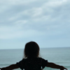 娘が海の力を吸収している写真がこちらです。静かなる迫力がすごい…のタイトル画像