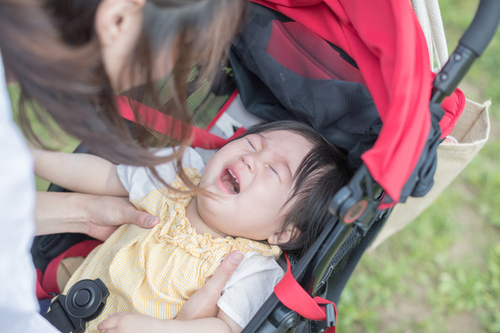 見ず知らずの人から「お母さん、えらいねぇ」。差し伸べられた手に涙が溢れたのタイトル画像